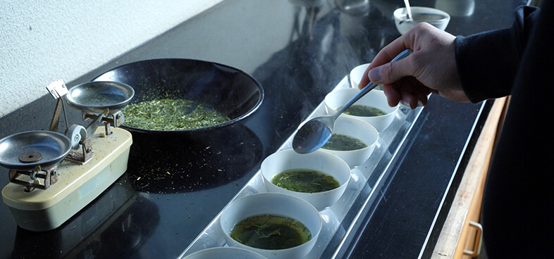 審査/茶葉の品質を評価